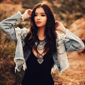 FOREVER 21 CROPPED DISTRESSED JEAN JACKET